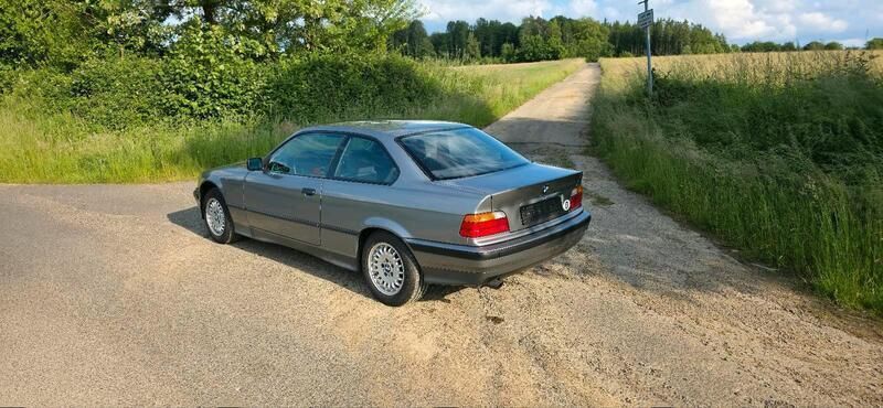 Grau Gebraucht 1993 BMW 318 Basis Coupé | 7.500 € - Bild 1/4