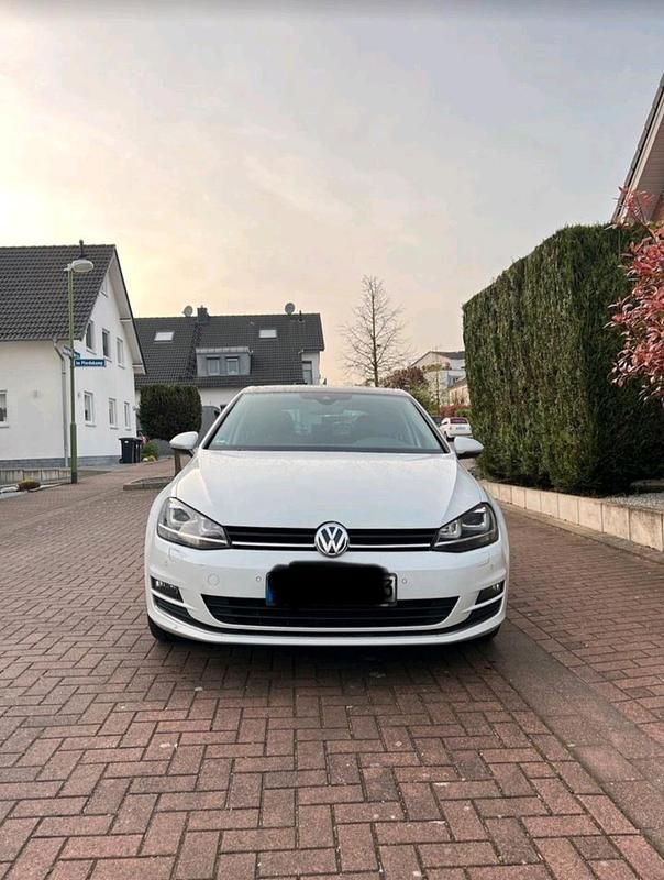 Weiß Gebraucht 2016 VW Golf Limousine | 13.500 € (Etwas zu teuer) - Bild 1/4