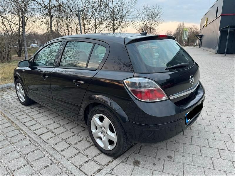 Gebraucht Opel Astra 105 PS (77 kW) 2007 Schwarz Limousine