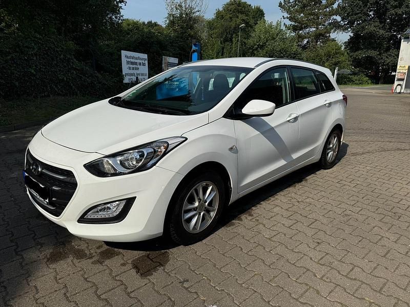 Weiß Gebraucht 2017 Hyundai i30 Kombi | 10.299 € - Bild 1/4