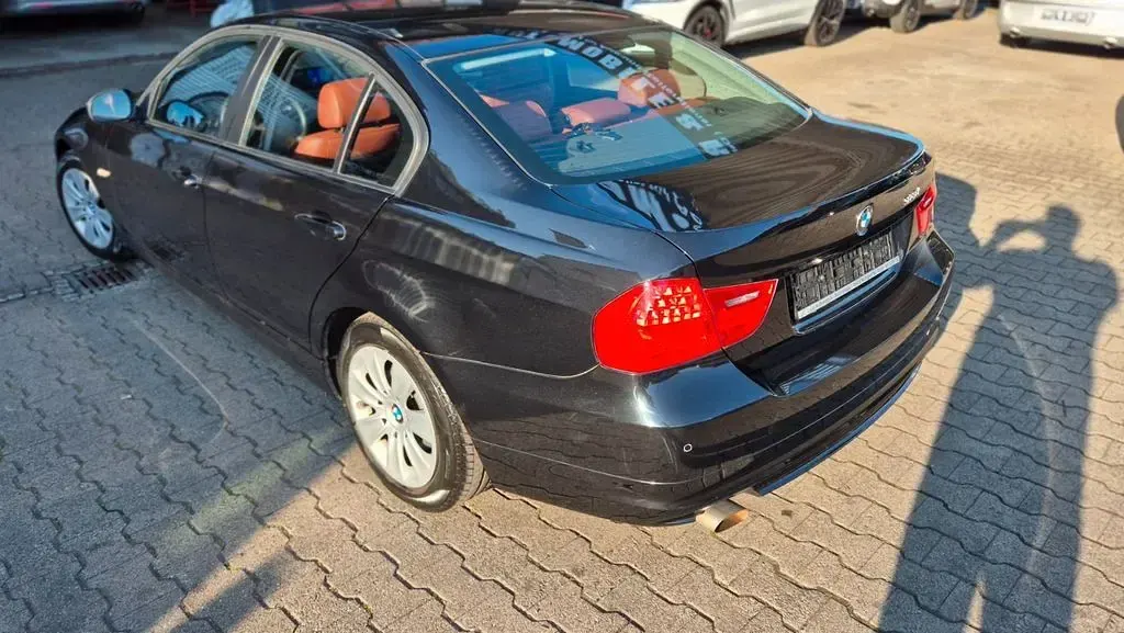 Gebraucht BMW 318 143 PS (105 kW) 2011 Saphirschwarz Limousine