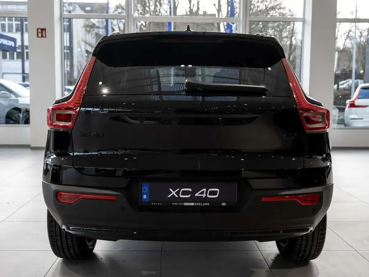 Nowe Volvo XC40 Plus 163 KM (119 kW) 2026 Czarny SUV