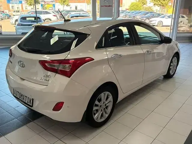 Gebraucht Hyundai i30 Style 135 PS (99 kW) 2012 Weiß Limousine