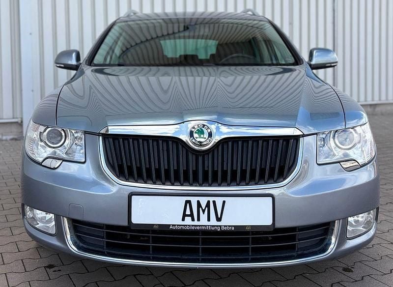 Gebraucht Skoda Superb Elegance 140 PS (102 kW) 2012 Grau Kombi
