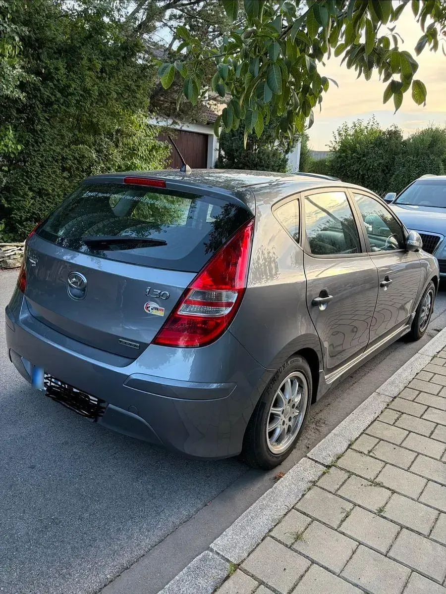 Gebraucht Hyundai i30 Edition 90 PS (66 kW) 2011 Silber Limousine