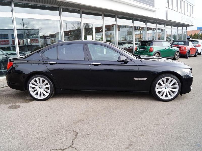 Gebraucht BMW 750 408 PS (300 kW) 2009 Saphirschwarz Limousine