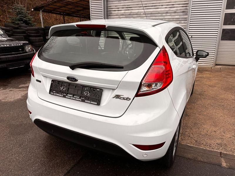 Gebraucht Ford Fiesta Celebration 101 PS (74 kW) 2017 Frozen white Kleinwagen