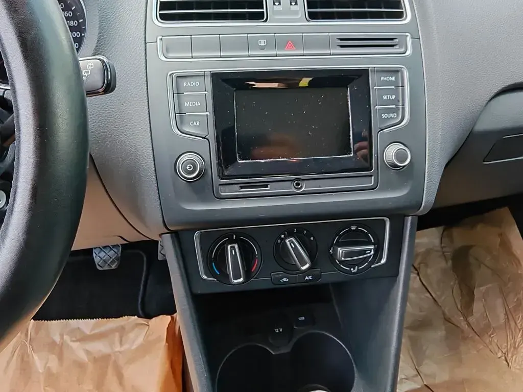 Second-hand VW Polo Comfortline 75 CP (55 kW) 2017 Alb Berlinǎ