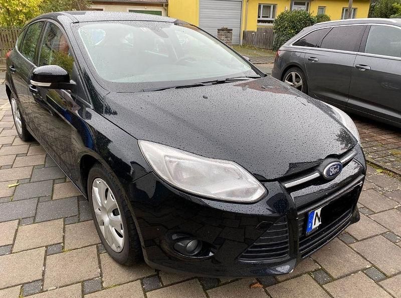 Schwarz Gebraucht 2011 Ford Focus Trend Kombi | 7.500 € (Teuer) - Bild 1/4