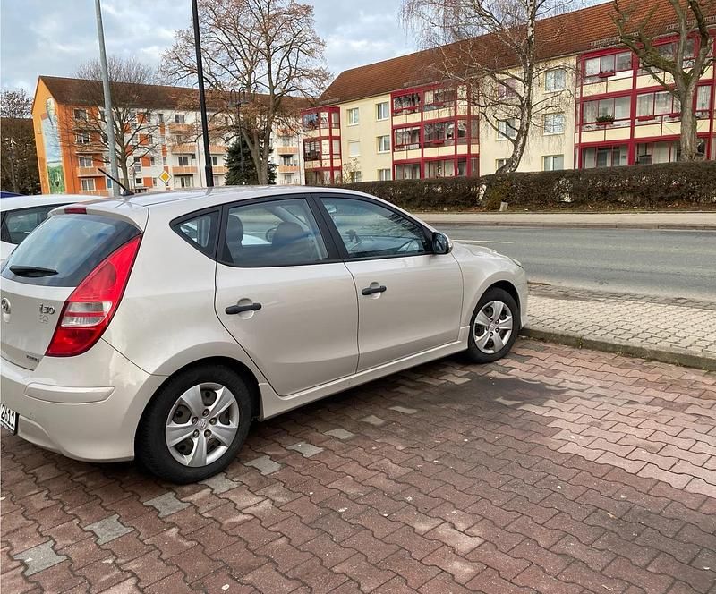 Gebraucht Hyundai i30 90 PS (66 kW) 2011 Grau Kleinwagen