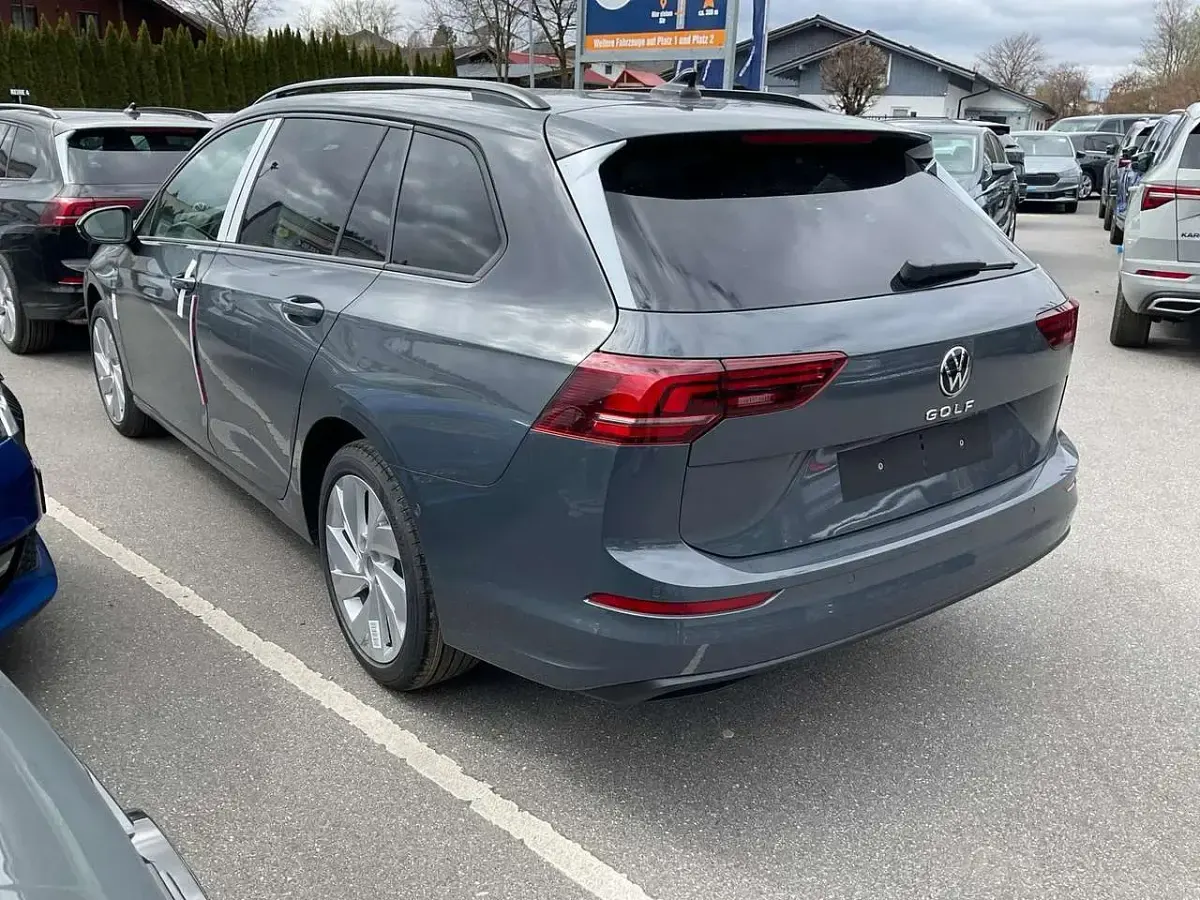 Neu VW Golf VIII Life 150 PS (110 kW) 2026 Delfin grau metallic Kombi