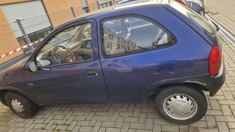 Blau Gebraucht 1996 Opel Corsa Limousine | 800 € (Guter Preis) - Bild 1/4