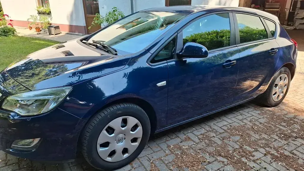 Gebraucht Opel Astra Edition 101 PS (74 kW) 2012 Blau Limousine