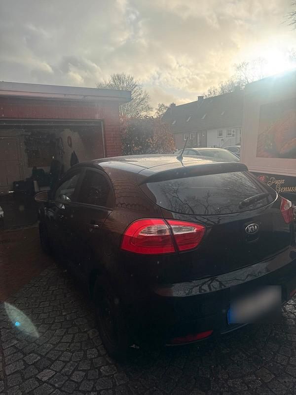 Gebraucht Kia Rio 75 PS (55 kW) 2014 Schwarz Kleinwagen