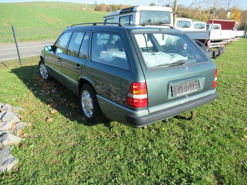 Gebraucht Mercedes 220 150 PS (110 kW) 1993 Grün Limousine