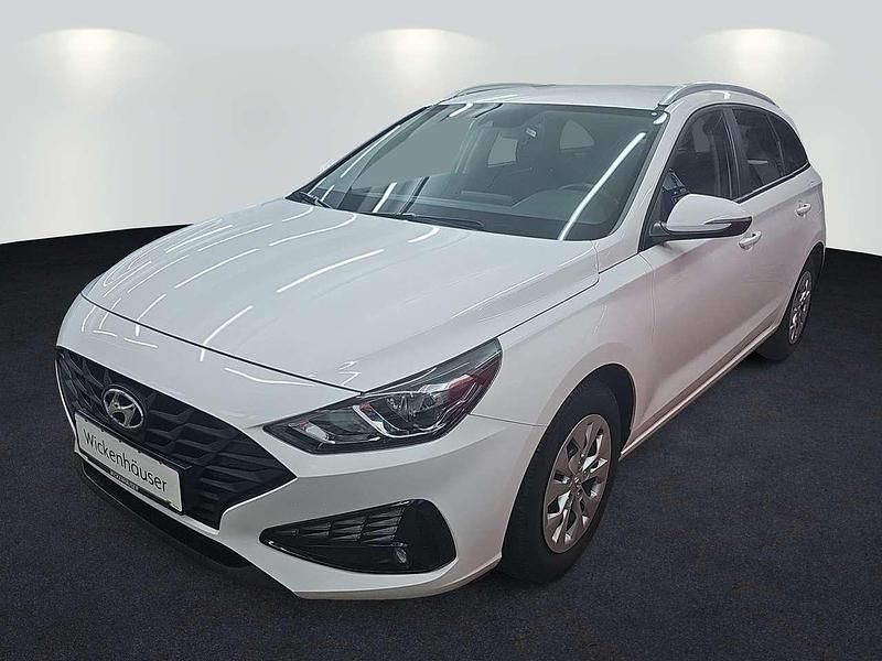 Weiss Gebraucht 2023 Hyundai i30 Advantage Kombi | 15.990 € (Guter Preis) - Bild 1/4