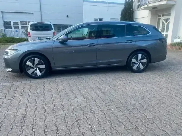 Gebraucht VW Passat Elegance 150 PS (110 kW) 2024 Grau Kombi
