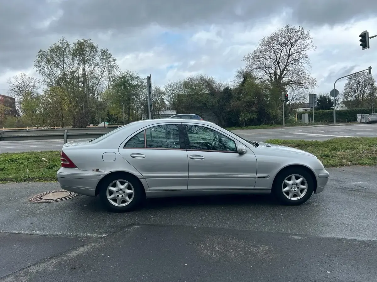 Second-hand Mercedes C220 143 CP (105 kW) 2001 Argintiu Berlinǎ