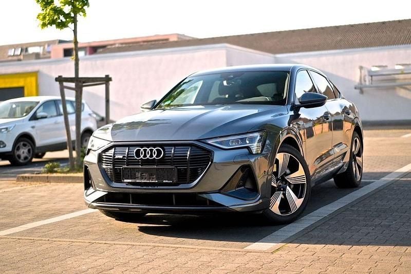 Grau Gebraucht 2020 Audi e-tron S-Line SUV | 26.980 € (Guter Preis) - Bild 1/4