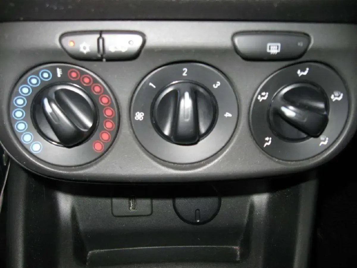 Gebraucht Opel Corsa Edition 69 PS (50 kW) 2015 Schwarz Kleinwagen