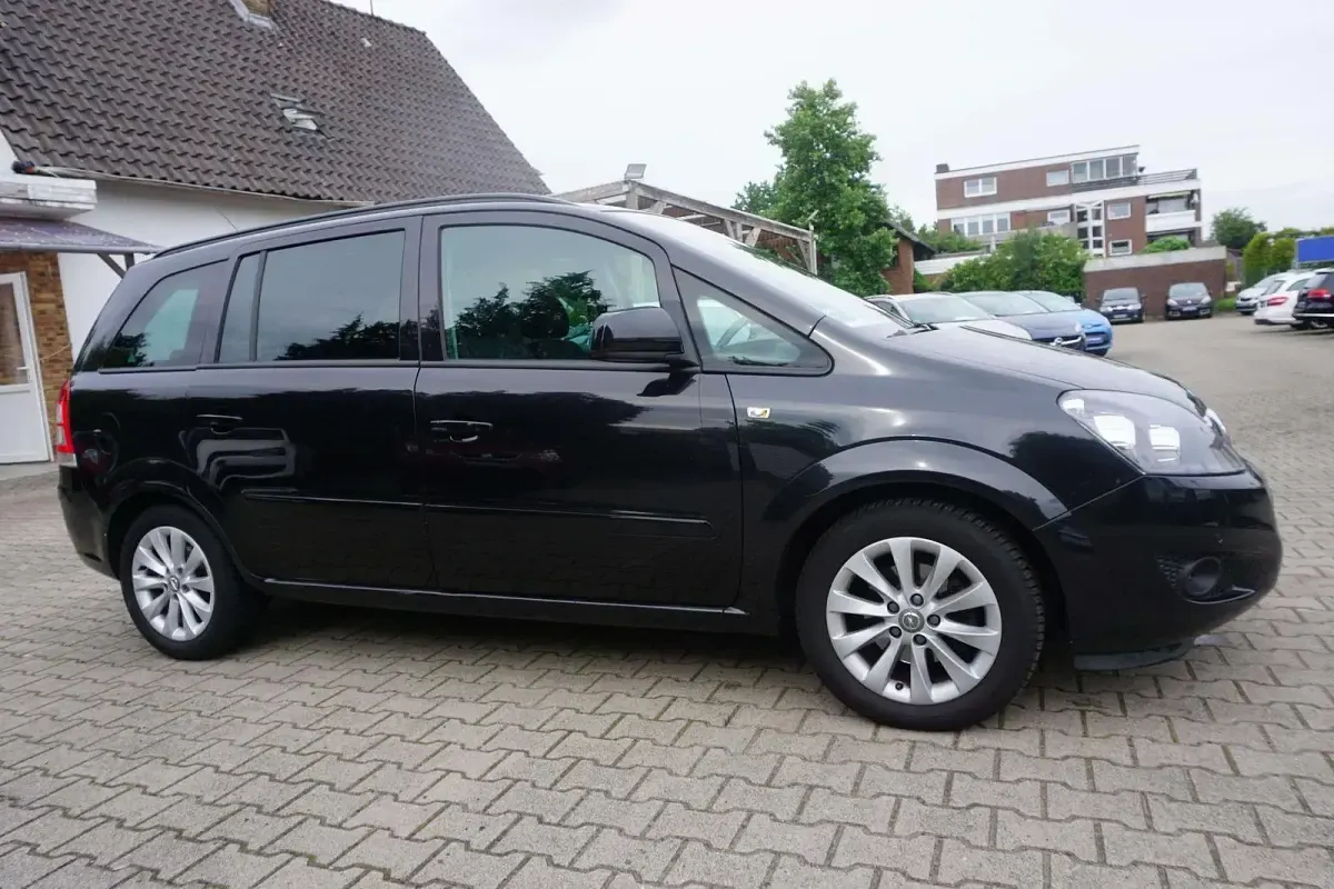 Gebraucht Opel Zafira Family 140 PS (102 kW) 2014 Karbonschw graphitschw midnigh Van / Kleinbus