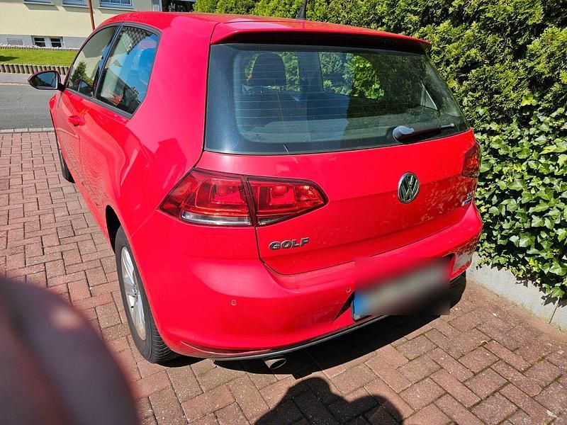 Gebraucht VW Golf VII 110 PS (80 kW) 2015 Rot Limousine