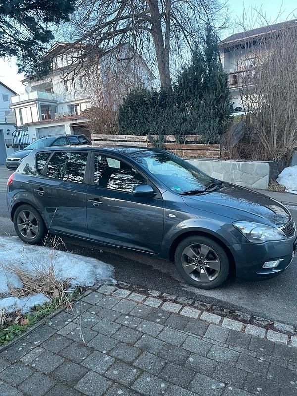 Gebraucht Kia Ceed 90 PS (66 kW) 2010 Grau Kleinwagen