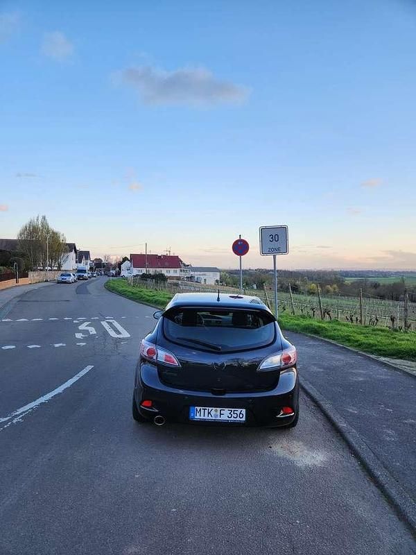 Używany Mazda 3 Edition 105 KM (77 kW) 2012 Czarny Sedan/Limuzyna