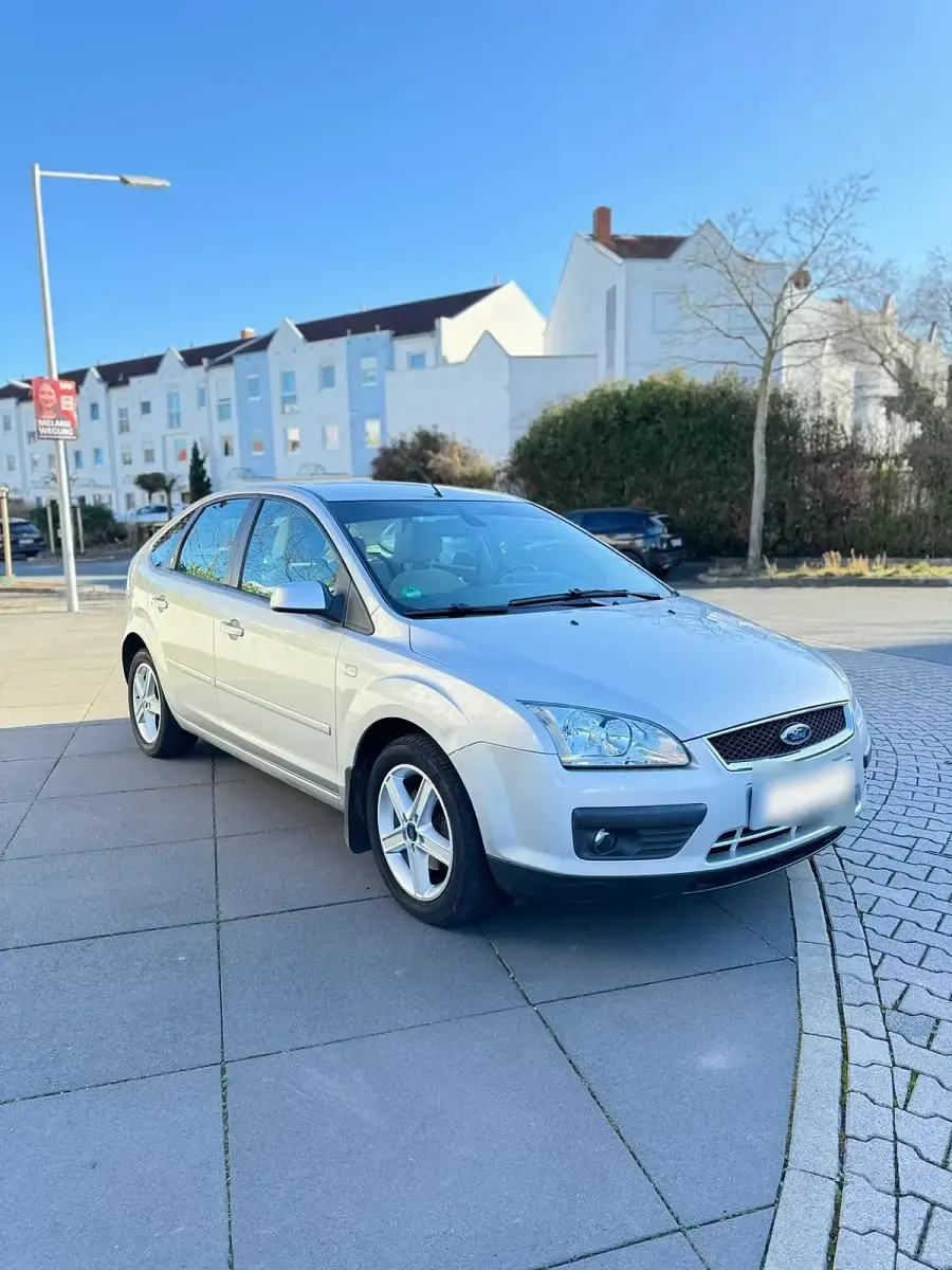 Second-hand Ford Focus Ghia 101 CP (74 kW) 2006 Argintiu Hatchback