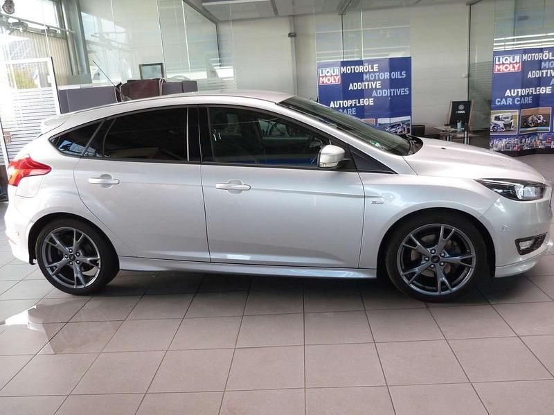 Gebraucht Ford Focus ST-Line 150 PS (110 kW) 2018 Polarsilber metallic Kleinwagen