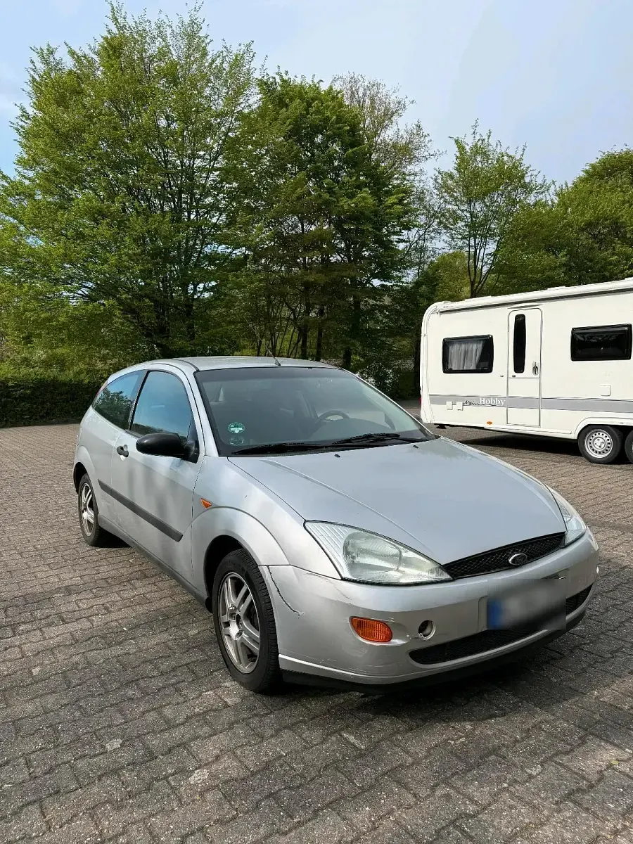 Brugt Ford Focus 75 HK (55 kW) 2001 Sølv Hatchback