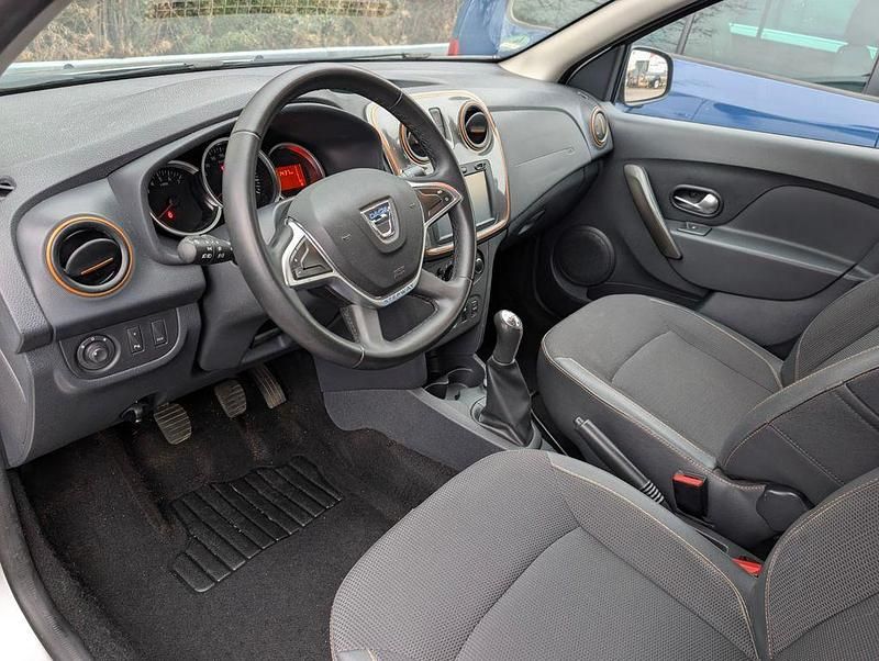 Gebraucht Dacia Sandero Celebration 90 PS (66 kW) 2017 Grau Limousine