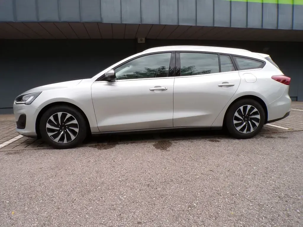 Gebraucht Ford Focus Titanium 120 PS (88 kW) 2022 Silber Limousine