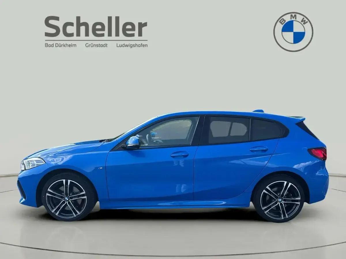Gebraucht BMW 120 M Sport 190 PS (139 kW) 2023 Misano blau Kleinwagen