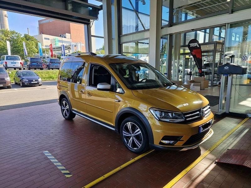 Gebraucht VW Caddy Beach 150 PS (110 kW) 2018 Gold Van / Kleinbus