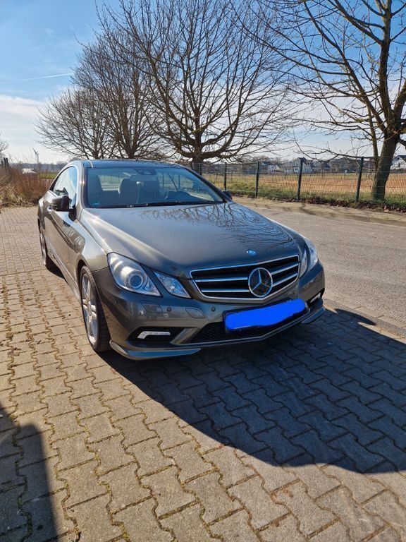 Braun Gebraucht 2010 Mercedes E500 Avantgarde Coupé | 21.000 € (Guter Preis) - Bild 1/4