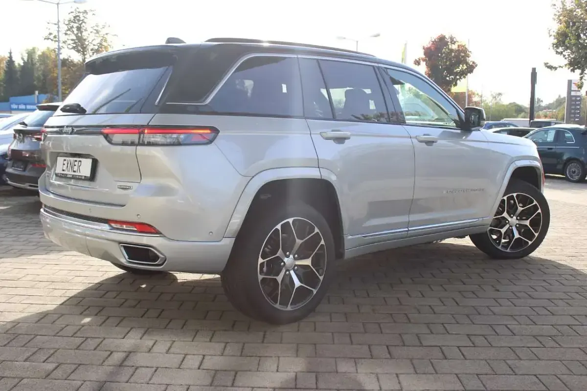 Gebraucht Jeep Grand Cherokee Summit 381 PS (280 kW) 2025 Silver zynith SUV