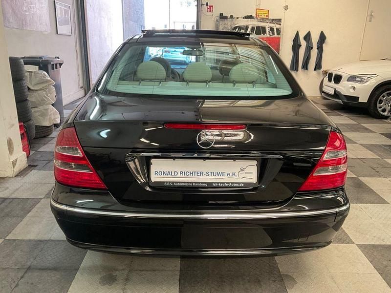 Second-hand Mercedes E320 Avantgarde 224 CP (164 kW) 2004 Negru Berlinǎ