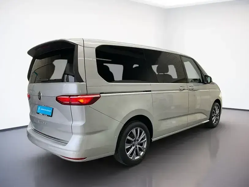 Gebraucht VW Multivan Style 150 PS (110 kW) 2024 Silber Van / Kleinbus