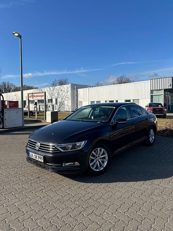 Schwarz Gebraucht 2016 VW Passat Comfortline Limousine | 12.800 € (Superpreis) - Bild 1/4