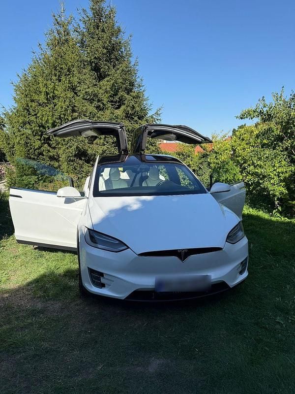 Weiß Gebraucht 2018 Tesla Model X SUV | 23.900 € (Guter Preis) - Bild 1/4