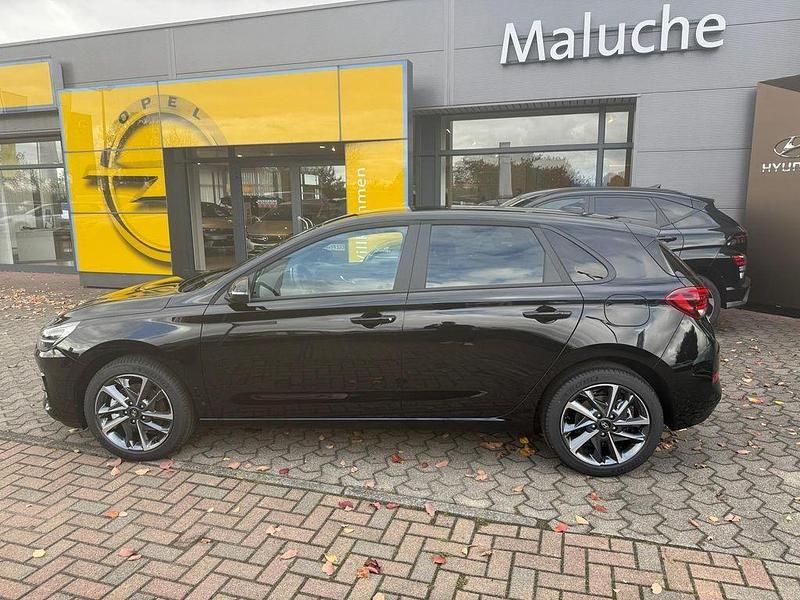Neu Hyundai i30 Advantage 99 PS (72 kW) 2025 Schwarz Limousine