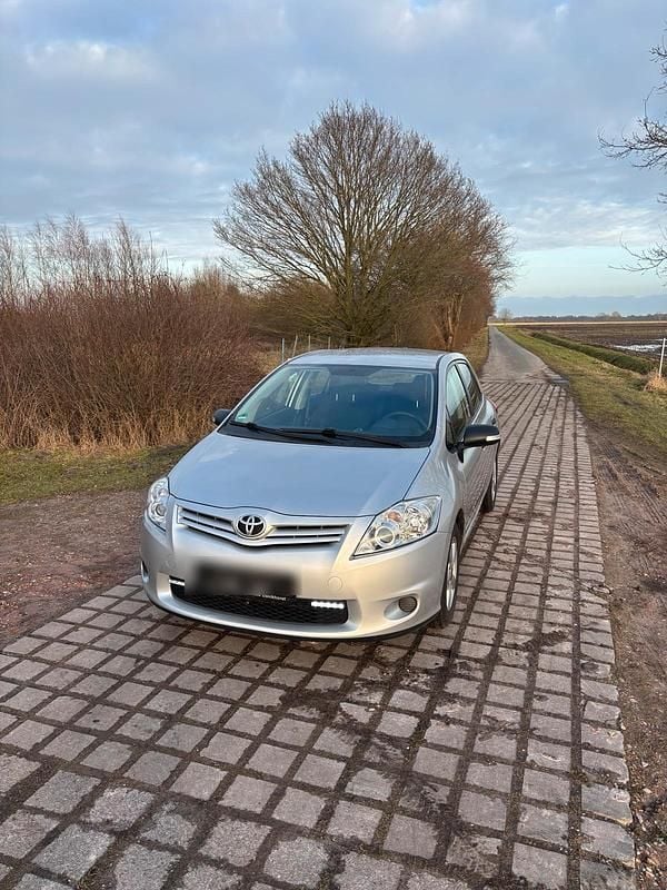 Gebraucht Toyota Auris 99 PS (72 kW) 2010 Silber Kleinwagen