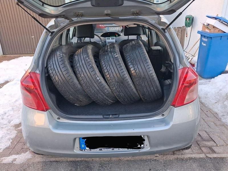 Gebraucht Toyota Yaris 69 PS (50 kW) 2007 Silber Kleinwagen