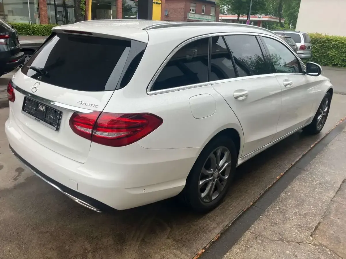 Używany Mercedes C400 333 KM (244 kW) 2016 Biały Kombi