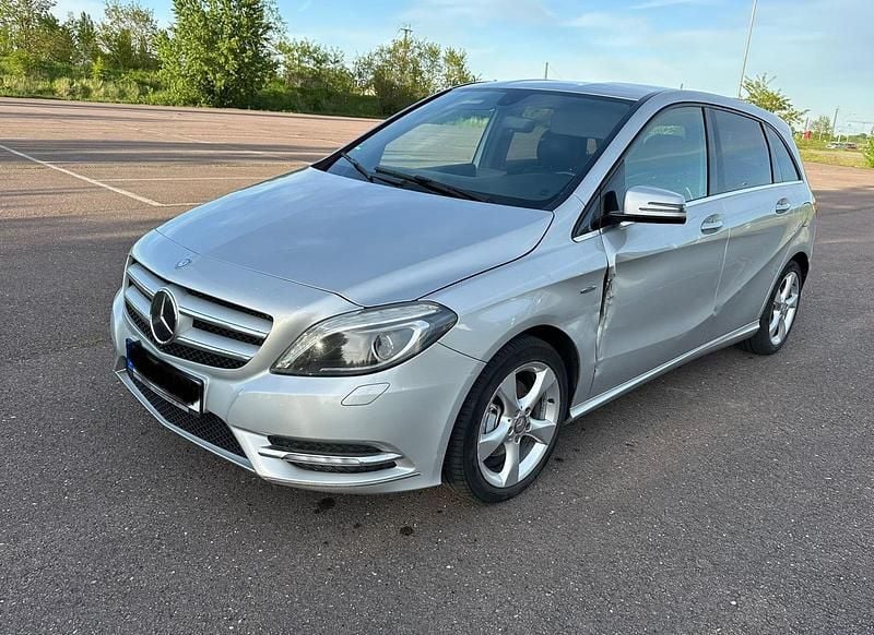 Silber Gebraucht 2011 Mercedes B180 AMG Van / Kleinbus | 3.500 € (Guter Preis) - Bild 1/4