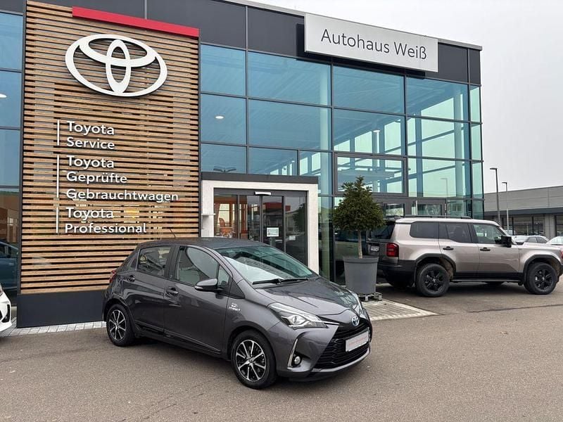 Grau Gebraucht 2018 Toyota Yaris Hybrid Team Limousine | 14.850 € (Fairer Preis) - Bild 1/4