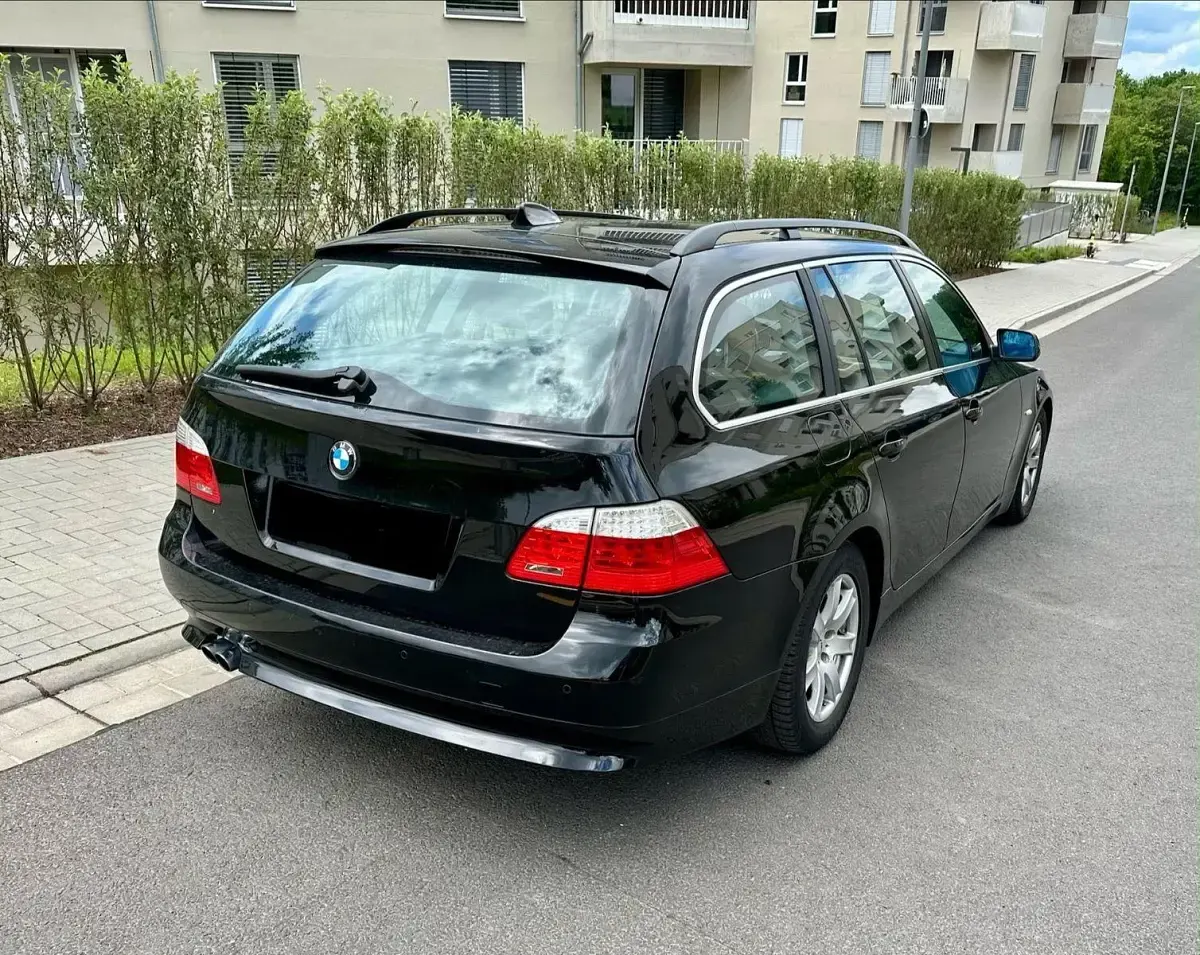 Gebraucht BMW 525 197 PS (144 kW) 2009 Schwarz Kombi