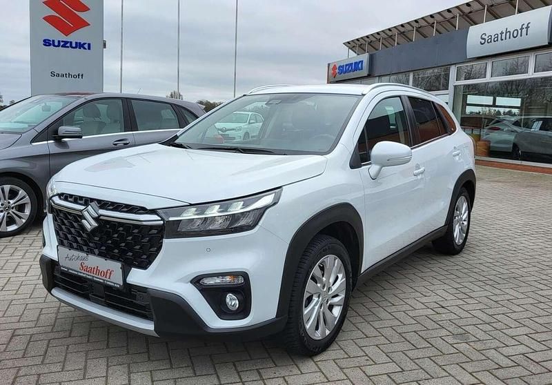 Weiß Gebraucht 2023 Suzuki SX4 S-Cross Comfort SUV | 23.990 € (Etwas zu teuer) - Bild 1/4
