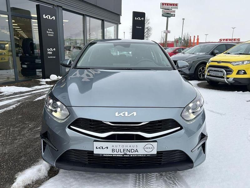 Neu Kia Ceed 101 PS (74 kW) 2026 Silber Kleinwagen